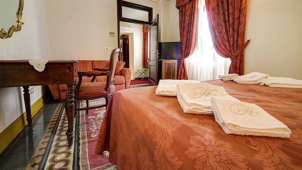 I Portici Hotel - Residenza D'Epoca Arezzo Bagian luar foto
