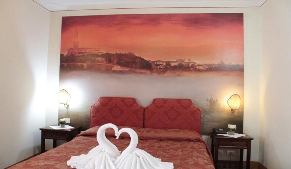 I Portici Hotel - Residenza D'Epoca Arezzo Bagian luar foto
