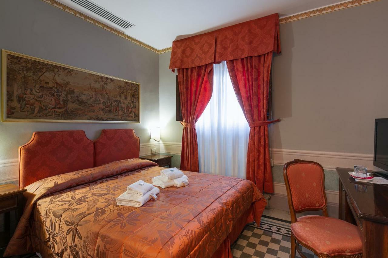 I Portici Hotel - Residenza D'Epoca Arezzo Bagian luar foto